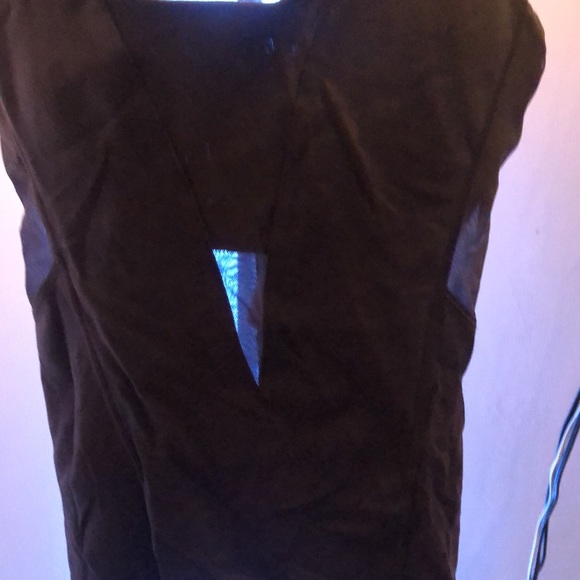 Lululemon workout top. Mesh inserts with padding - Picture 3 of 3